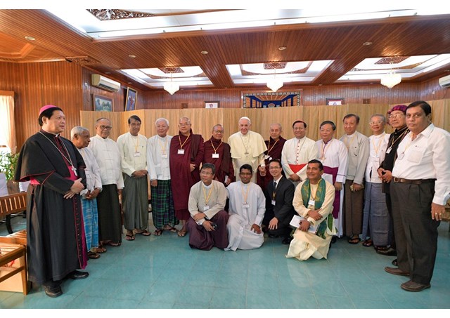 El Papa con líderes religiosos en Yangon, Myanmar © L'Osservatore Romano