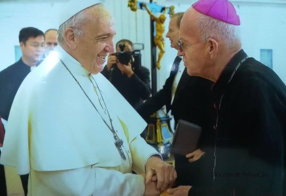 El Papa y Mons. Rodrigo Aguilar © Facebook Diócesis de Tehuacán