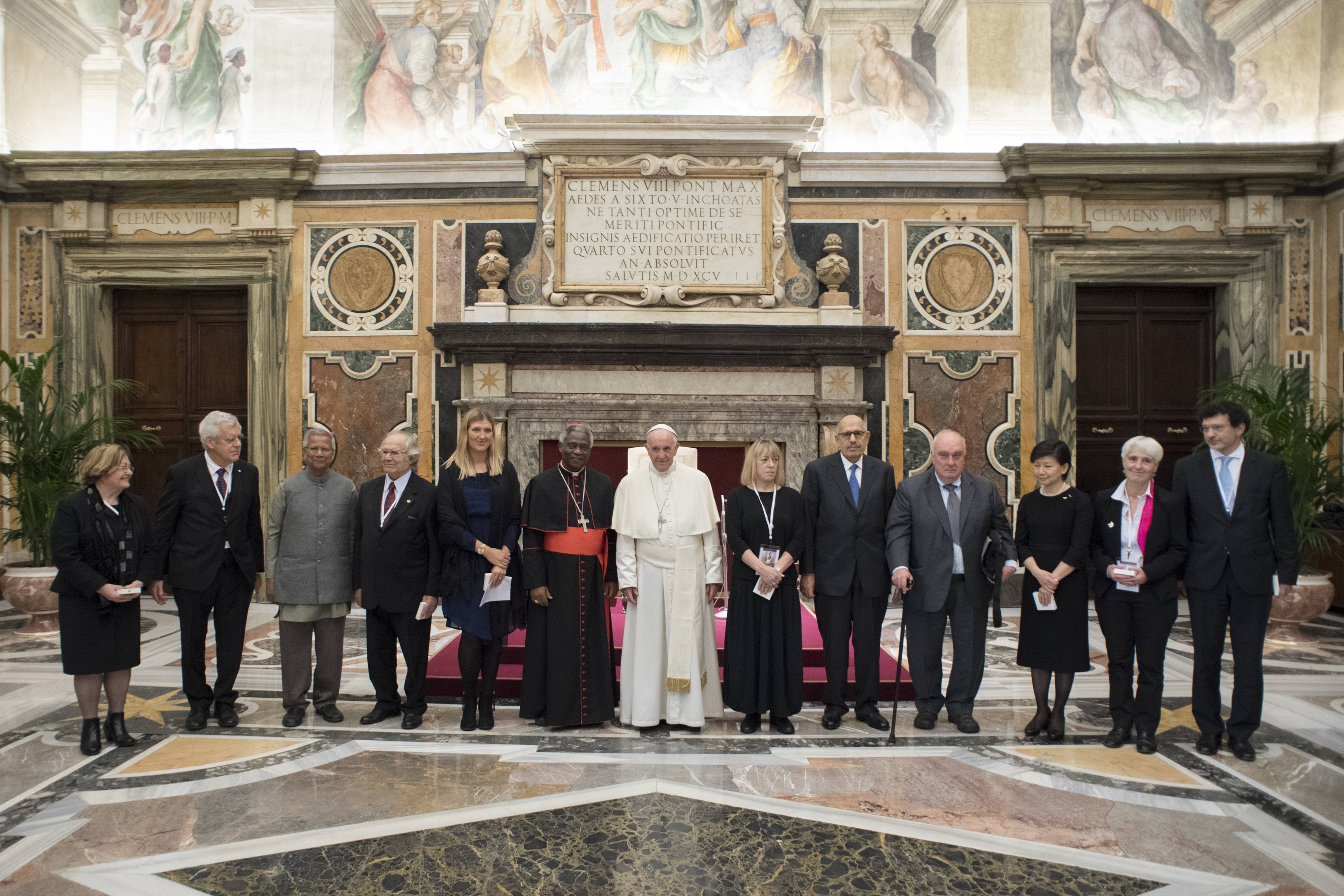 El Papa Francisco con 11 Premios Nobel de la Paz © L´Osservatore Romano