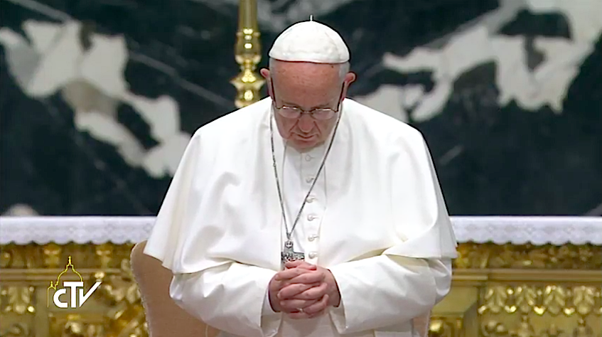 El Papa Francisco en oración. Captura de pantalla CTV