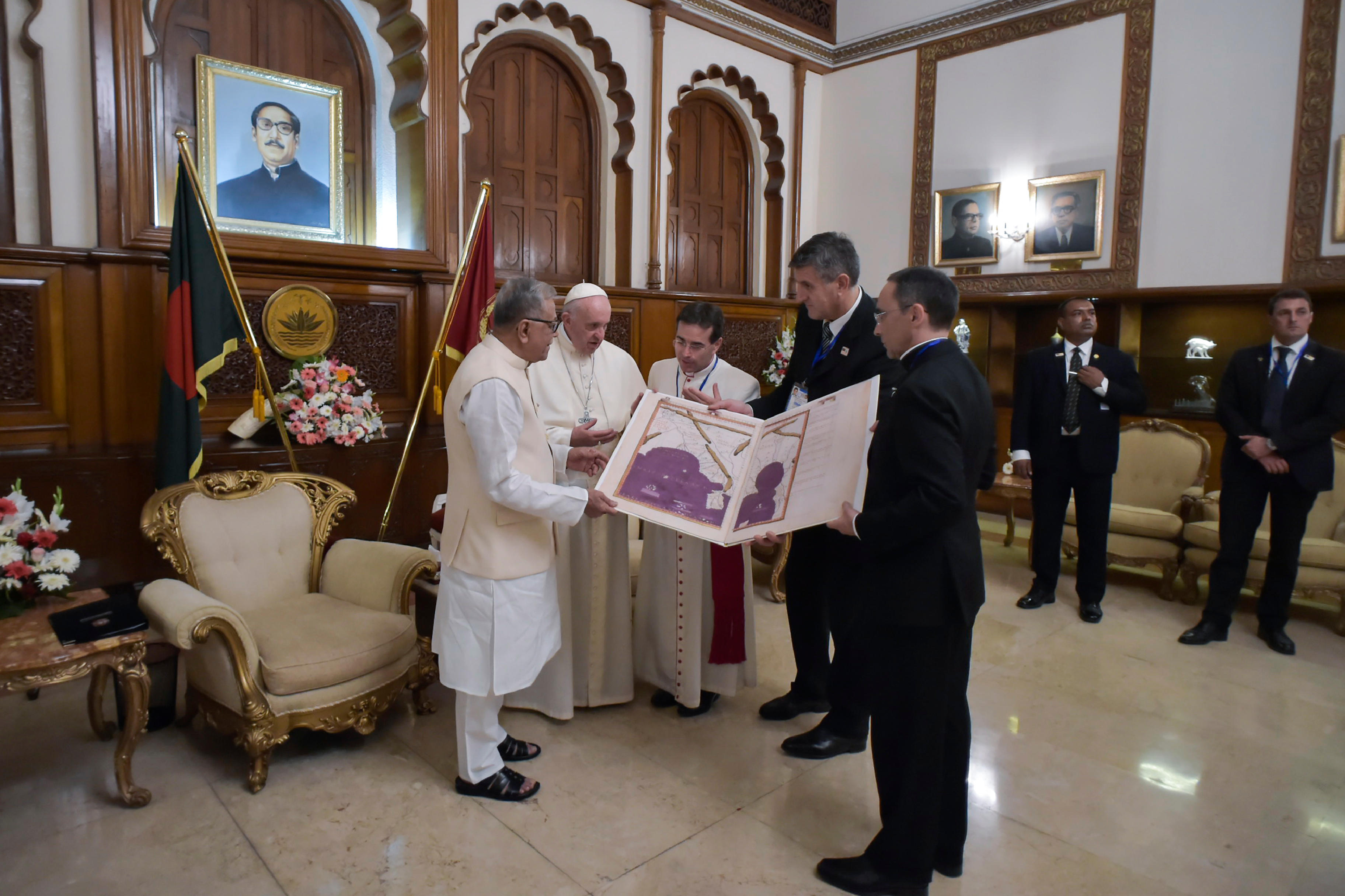 El Papa regala al presidente una carta geográfica de Tolomeo © L'Osservatore Romano