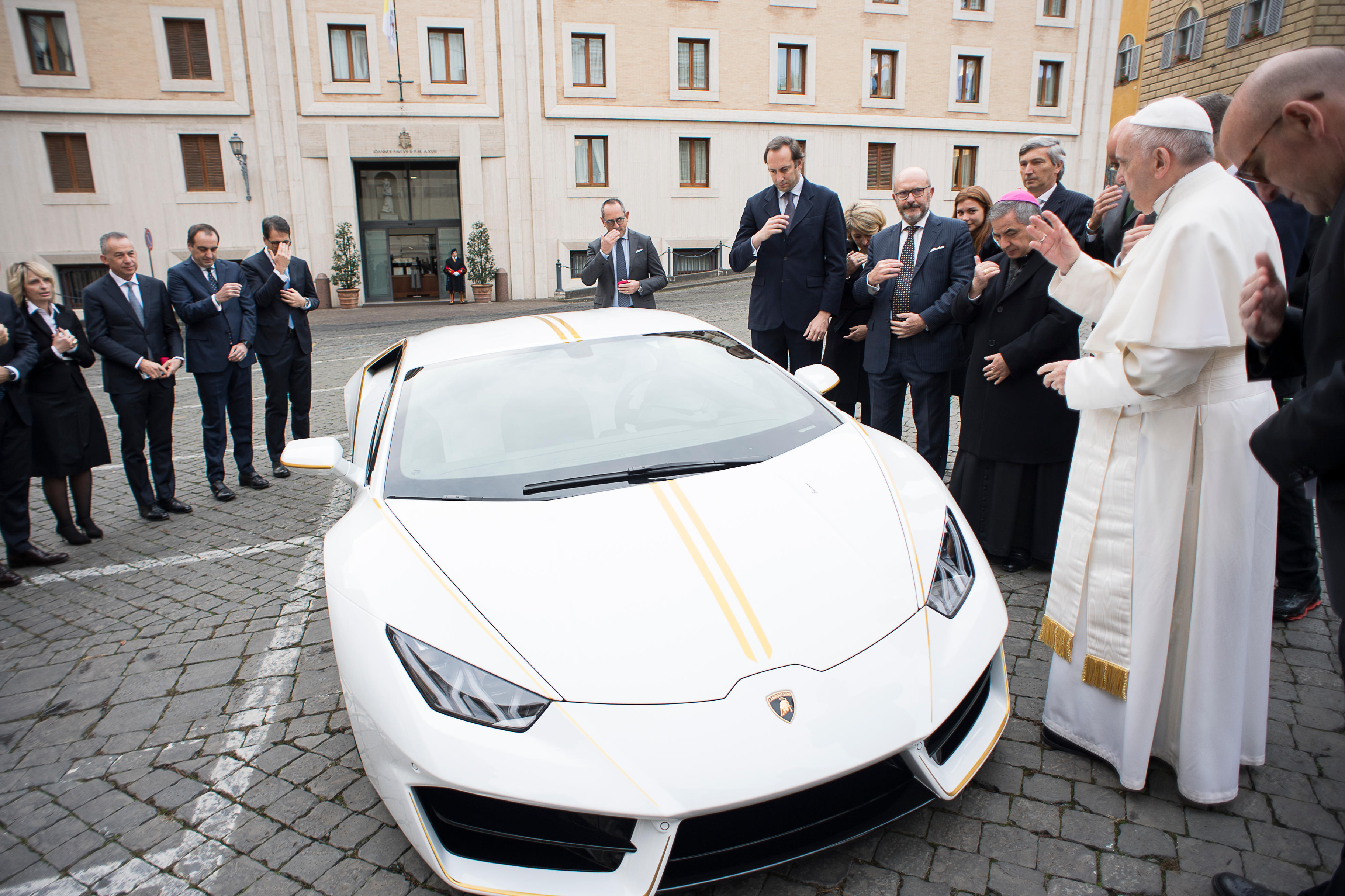 Lamborghini Huracán para el Papa Francisco © L´Osservatore Romano