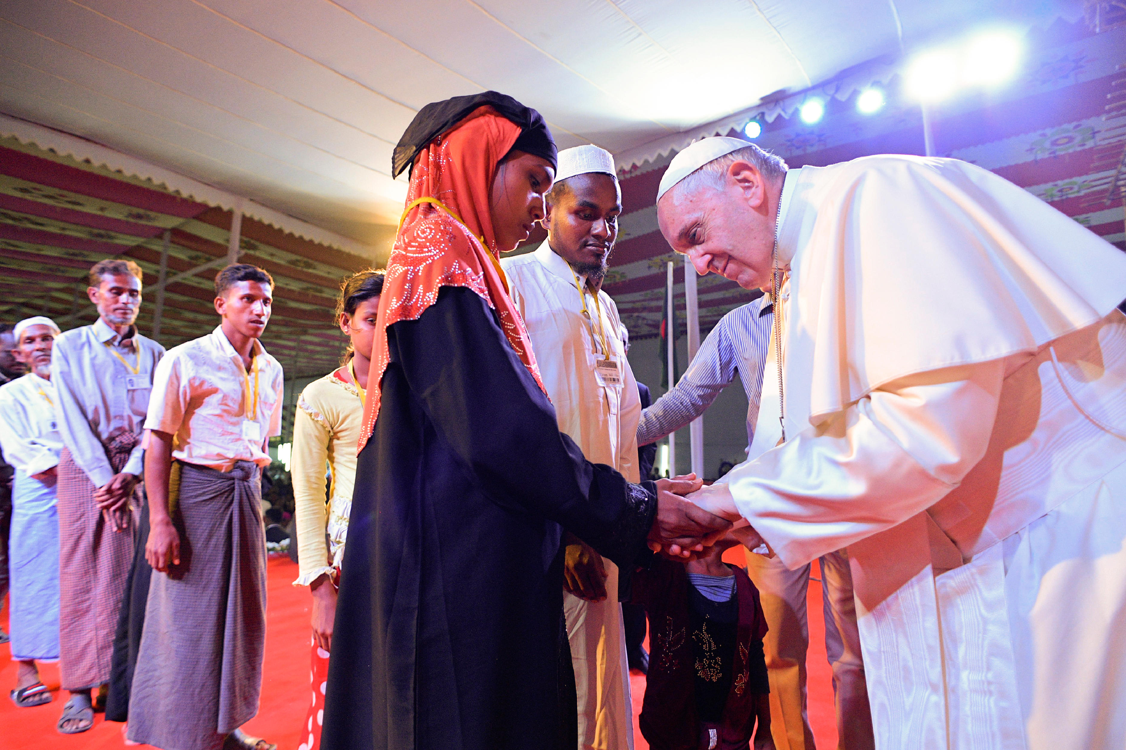 El Papa saluda a refugiados 'rohingya' © L'Osservatore Romano