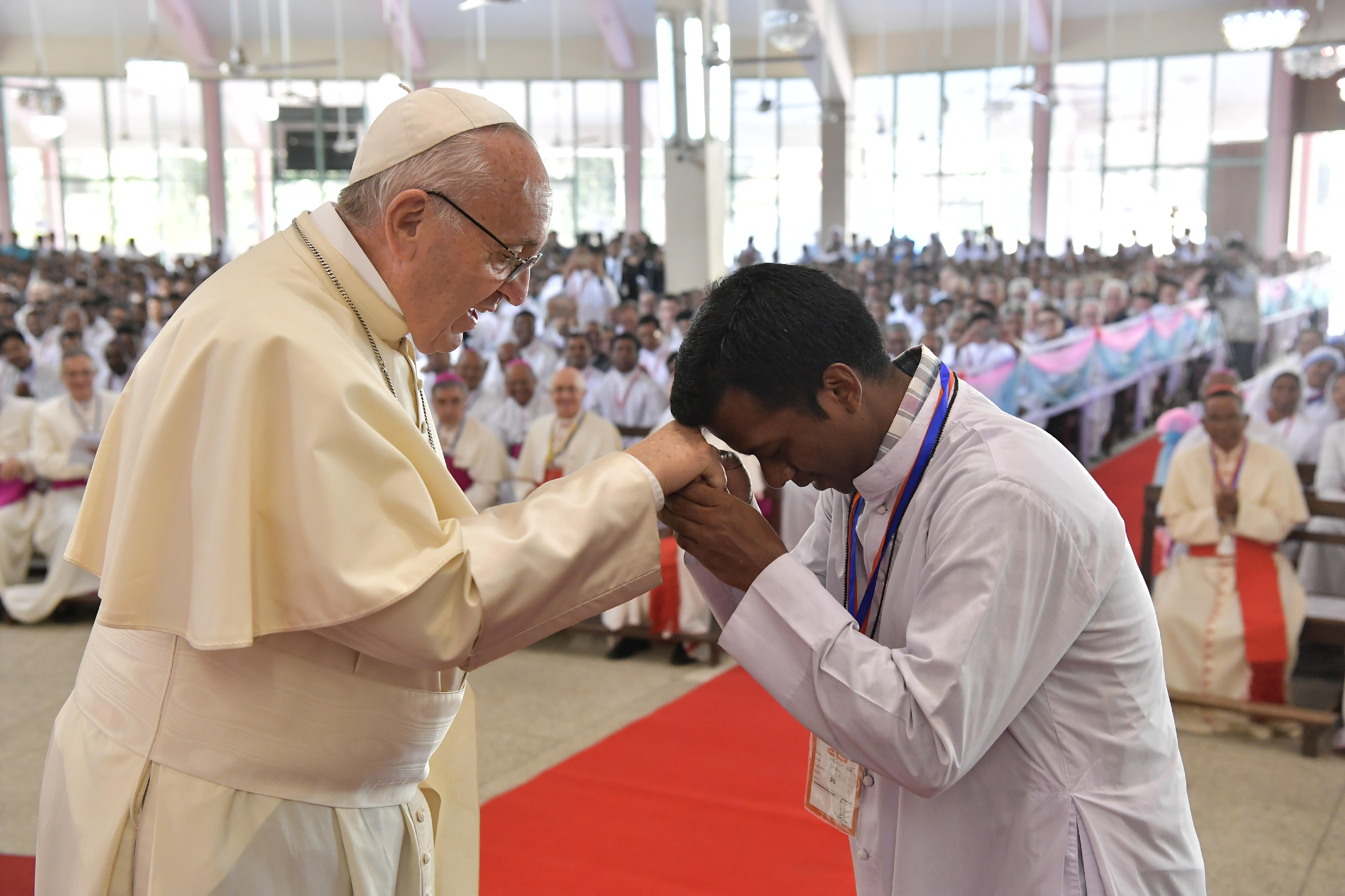 Un seminarista de Bangladesh agradece al Papa su visita © L'Osservatore Romano