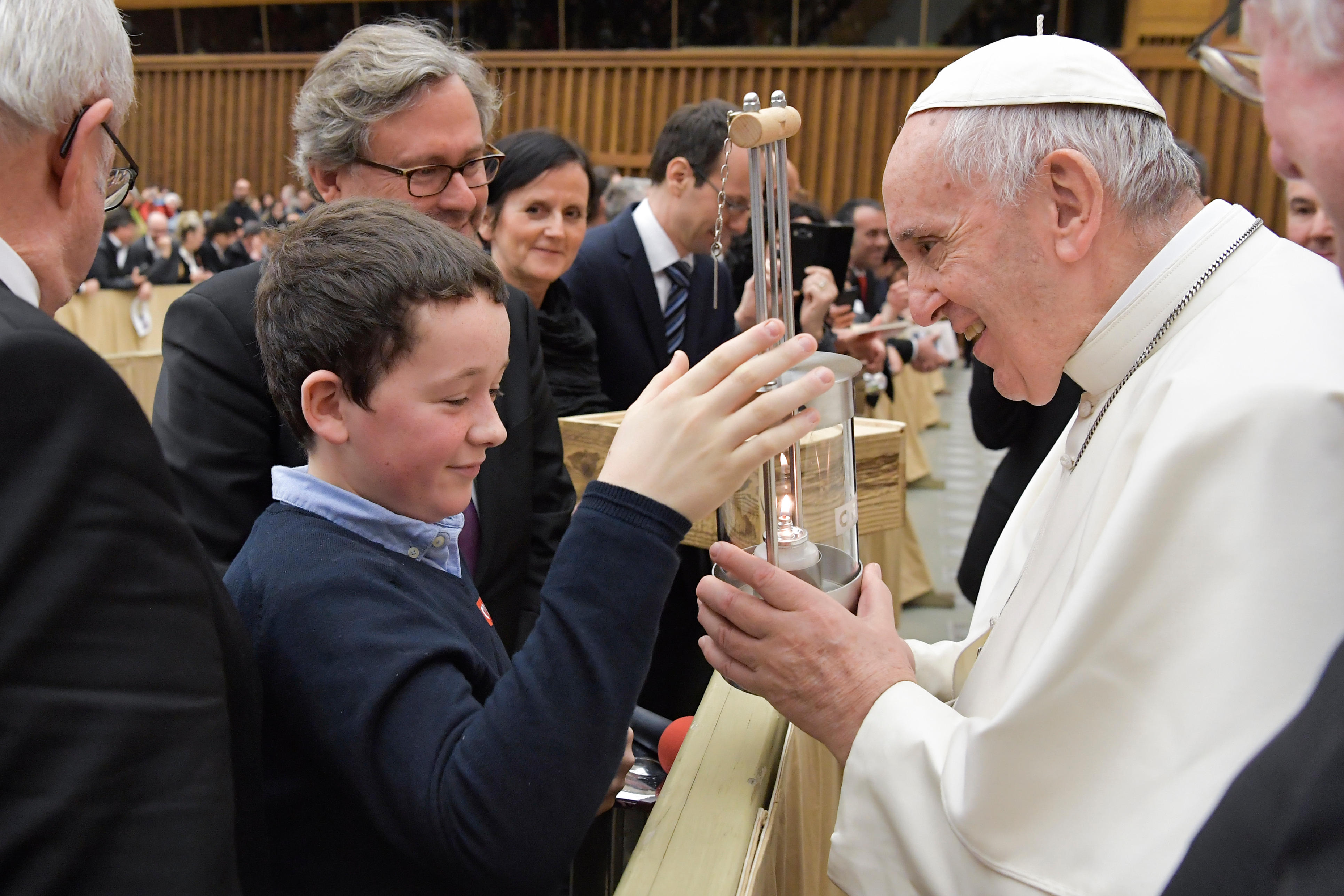 El Papa Francisco saluda a un chico en la audiencia general © L´Osservatore Romano