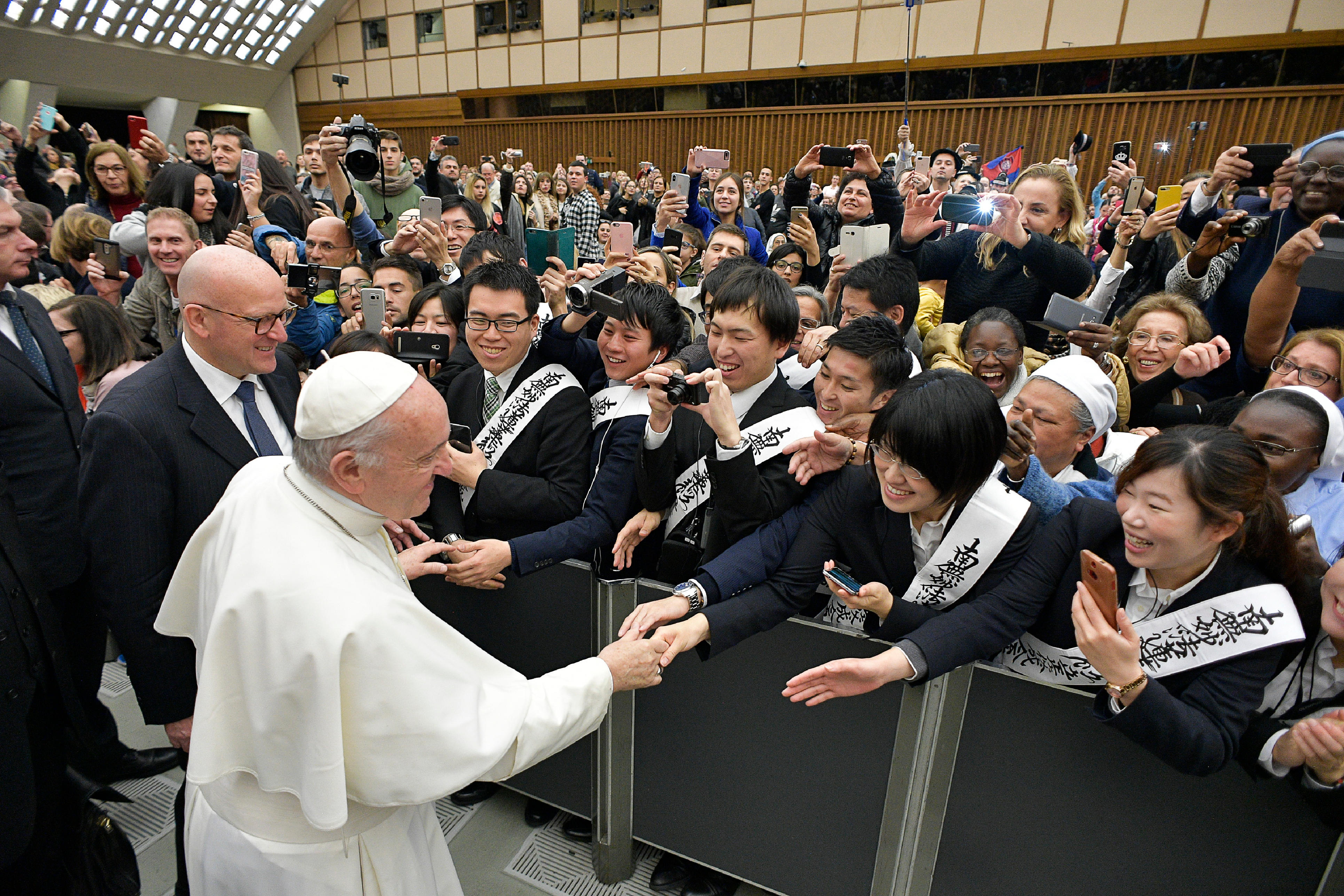 El Papa saluda a un grupo de jóvenes asiáticos © L´Osservatore Romano