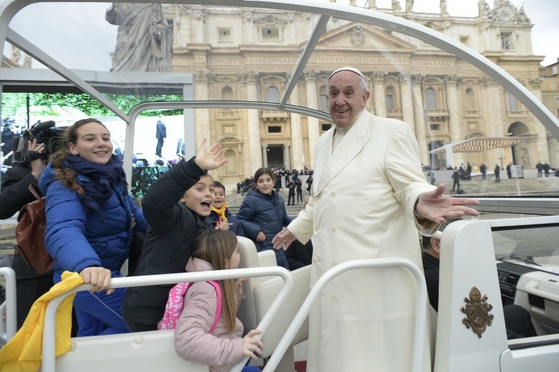 Francisco invita a los niños a subir al papamóvil © Vatican Media