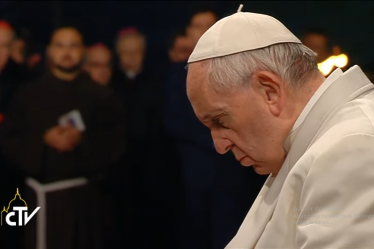 El Papa Francisco en oración Captura CTV