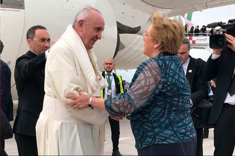 El Papa Francisco saluda a Michelle Bachelet, Presidenta de Chile © Iglesia de Santiago