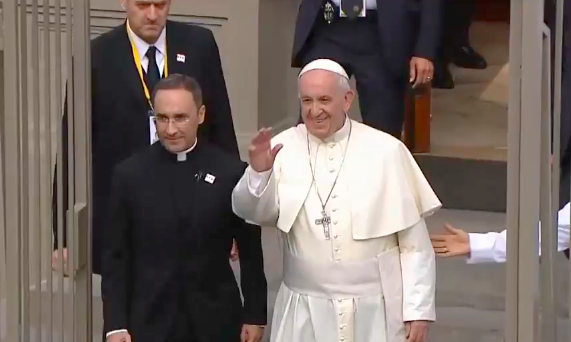 El Papa Francisco sale de la Nunciatura Apostólica de Lima para viajar a Puerto Maldonado. Captura VIA TV PERU