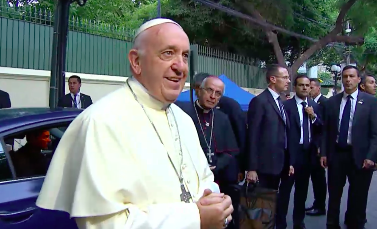 El Papa Francisco saluda a los periodistas © Francisco en Chile