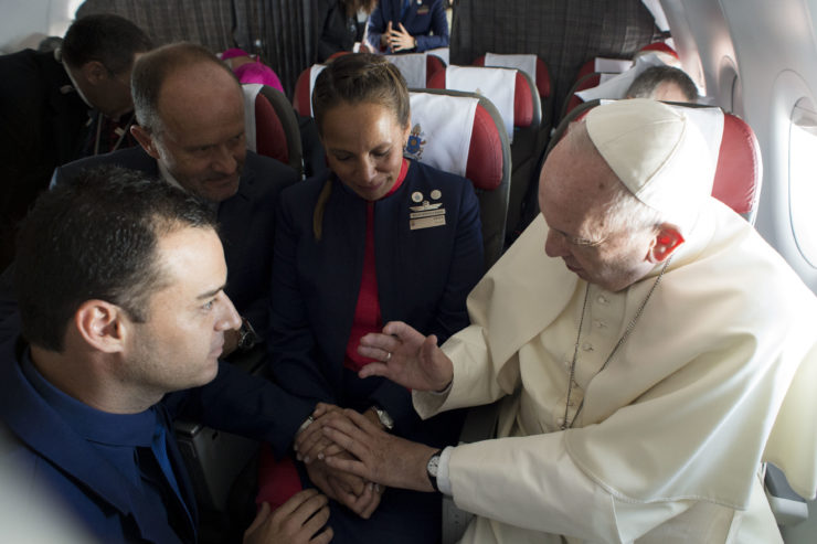El Papa Francisco casa a dos personas en el vuelo a Iquique © Vatican Media