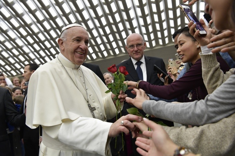 Francisco saluda a los fieles en la Audiencia General © Vatican Media