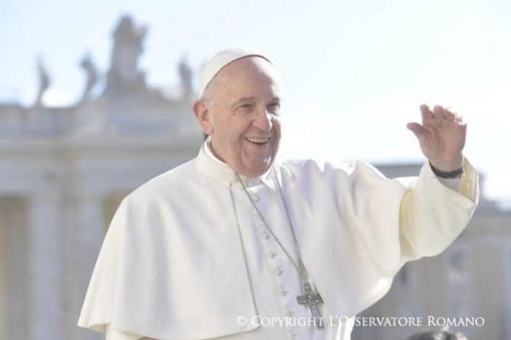 El Papa Francisco Saluda a la Gente © L'Osservatore Romano