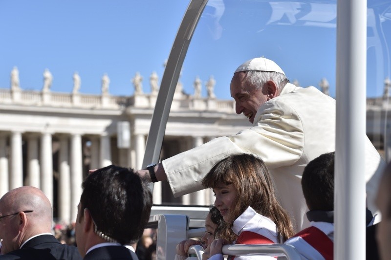 El Papa Francisco saluda a los fieles © Vatican Media