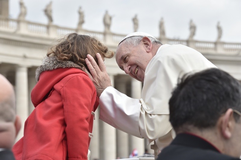El Papa bendice a una niña en la Audiencia General © Vatican Media