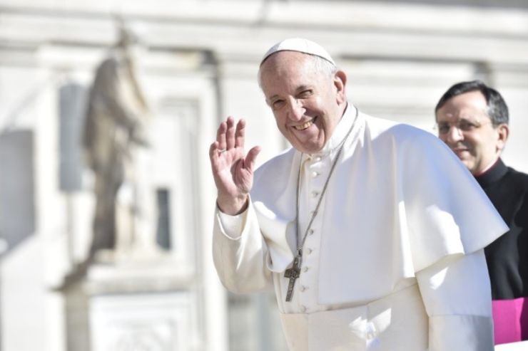 El Papa saluda a la multitud © Vatican Media