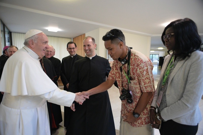 El Papa saluda a algunos jóvenes participantes © Vatican Media