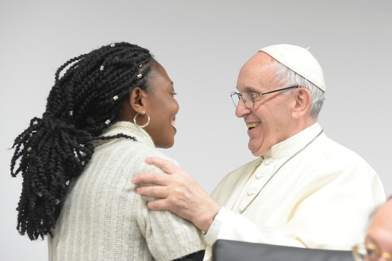 La joven nigeriana saludó al Papa © Vatican Media