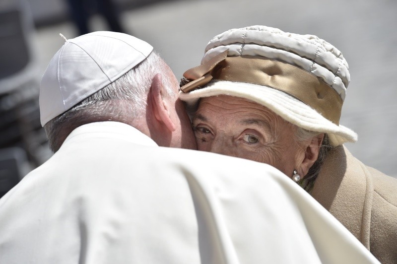 El Papa Francisco saluda a una anciana © Vatican Media