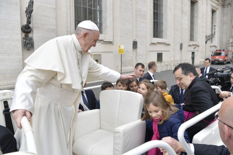 Francisco sube a los niños al papa móvil © Vatican Media