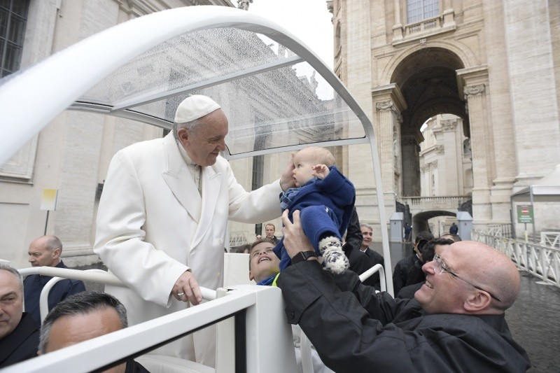 El Papa Francisco bendice a un niño © Vatican Media