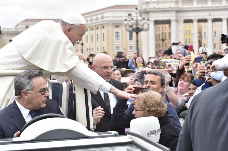 Bendición del Papa a los peregrinos en la Audiencia General 11/4/18 © Vatican Media