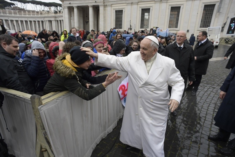 El Papa bendice a un joven en la Audiencia General © Vatican Media