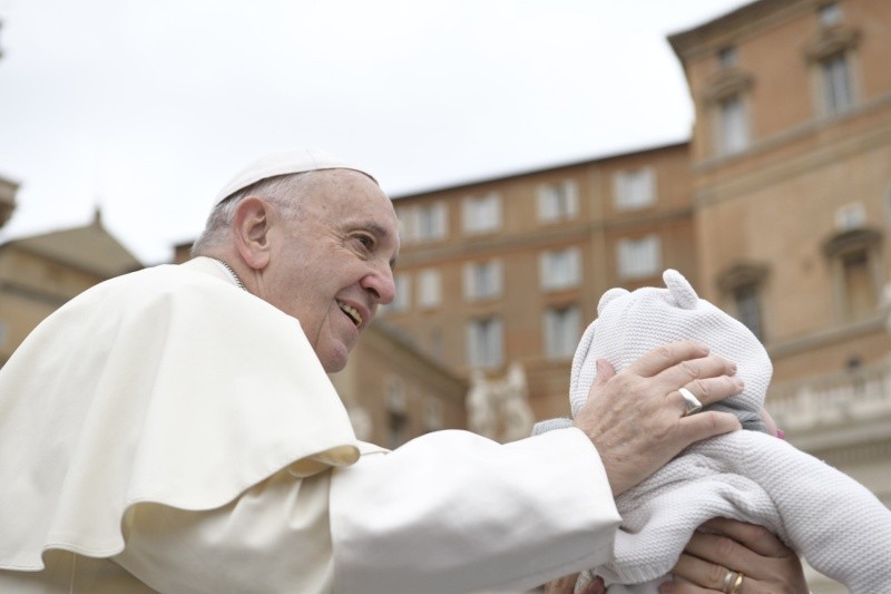 El Papa bendice a un bebé en la Audiencia General 11/4/18 © Vatican Media