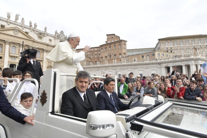 Francisco saluda a un grupo de peregrinos en la audiencia © Vatican Media