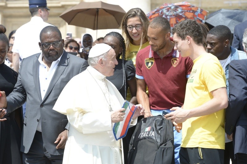 El Papa conversa con dos jóvenes © Vatican Media