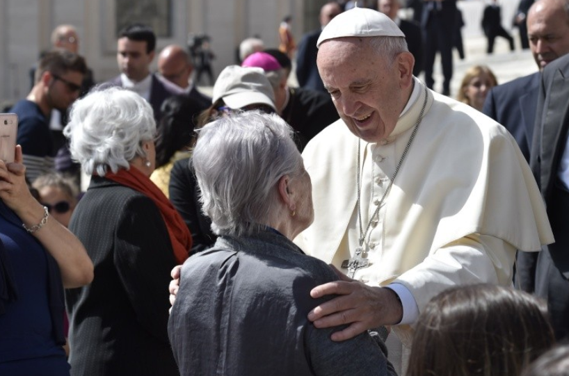 El Papa con una persona mayor © Vatican-Media
