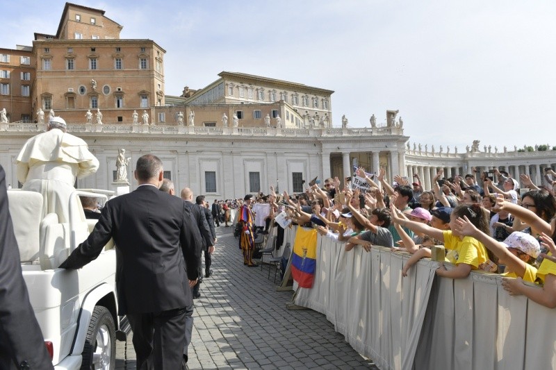 Un grupo de peregrinos venezolanos saludan al Papa © Vatican Media
