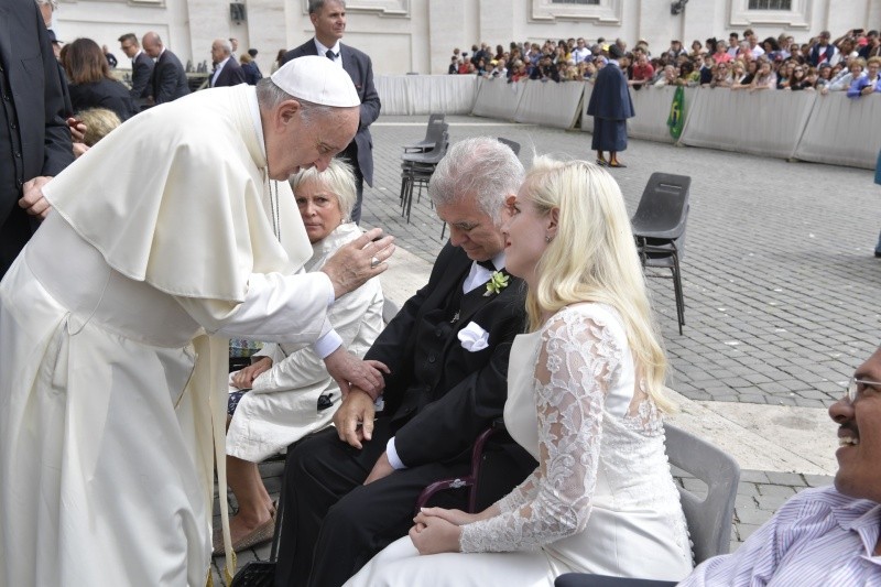 El Papa bendice a un matrimonio en la audiencia © Vatican Media