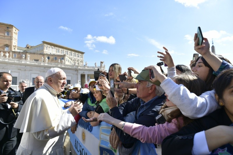 Francisco saluda a un grupo de argentinos © Vatican Media
