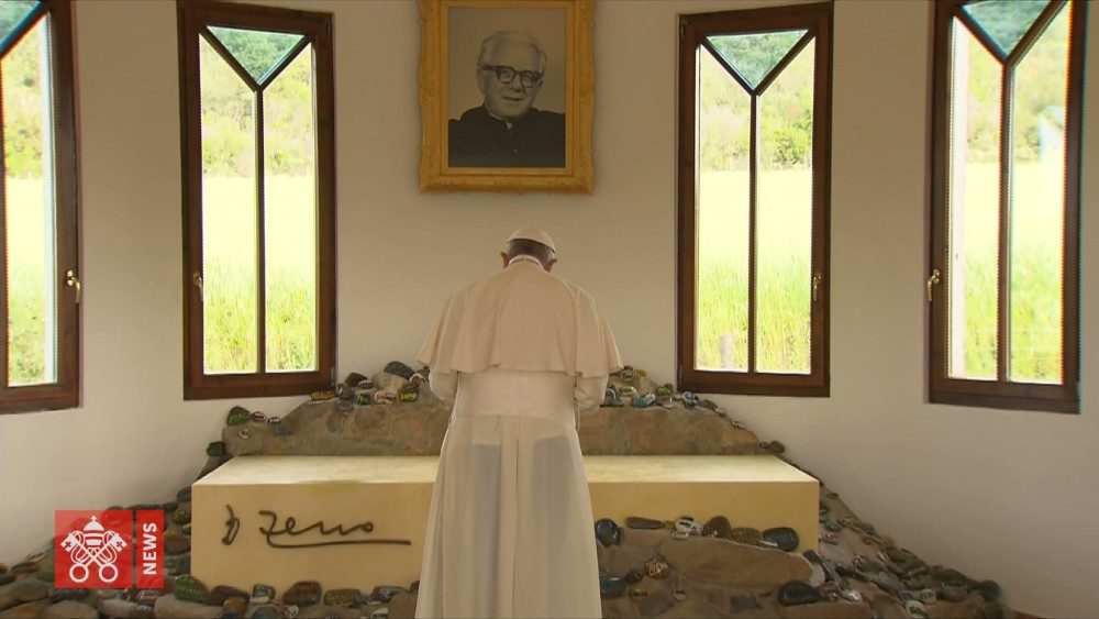El Papa reza en la tumba de Don Zeno Saltini © Vatican News