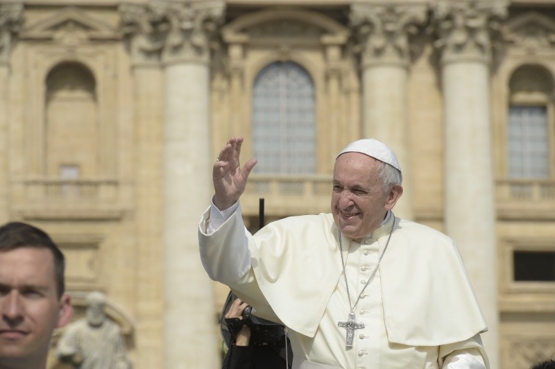 El Papa saluda a los peregrinos © Vatican Media