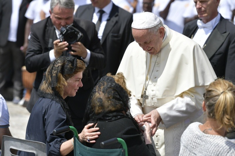 El Papa bendice a una anciana en la audiencia general © Vatican Media