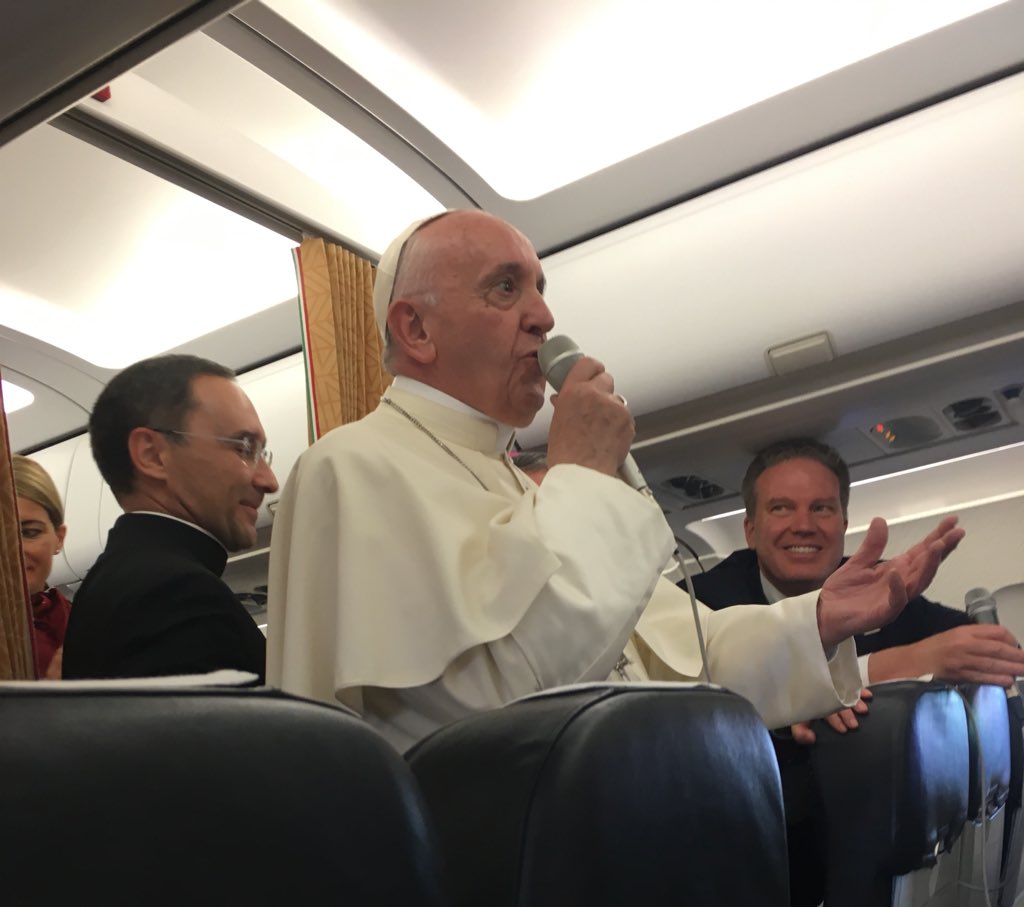 El Papa responde a las preguntas de los periodistas, de vuelta de Ginebra © Deborah Catellano Lubov
