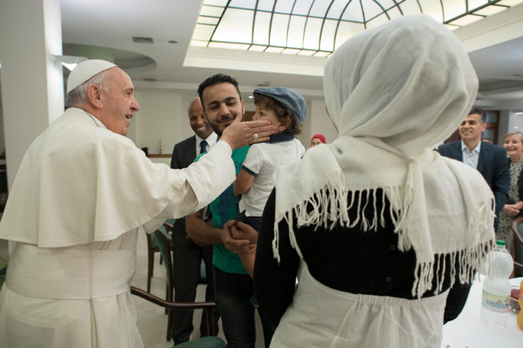 El Papa Francisco con unos refugiados de Siria © Vatican Media