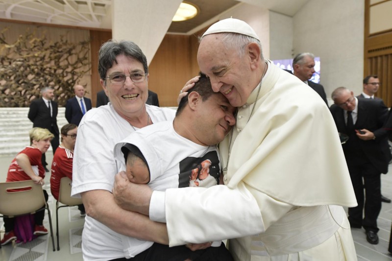 El Papa abraza a una persona discapacitada en el Aula Pablo VI © Vatican Media