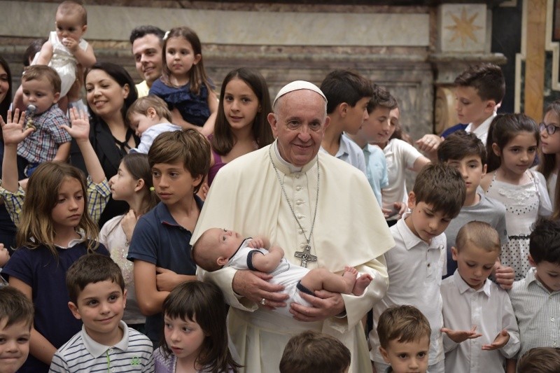 El Papa sostiene a un bebé en brazos, 16 junio 2018 © Vatican Media