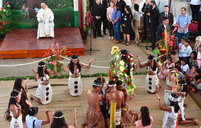 Un grupo de indígenas del Perú bailan para el Papa © Vatican Media