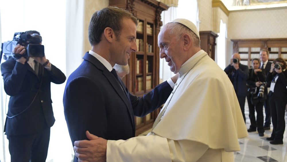 El presidente Macron ha besado al Papa al despedirse © Vatican Media