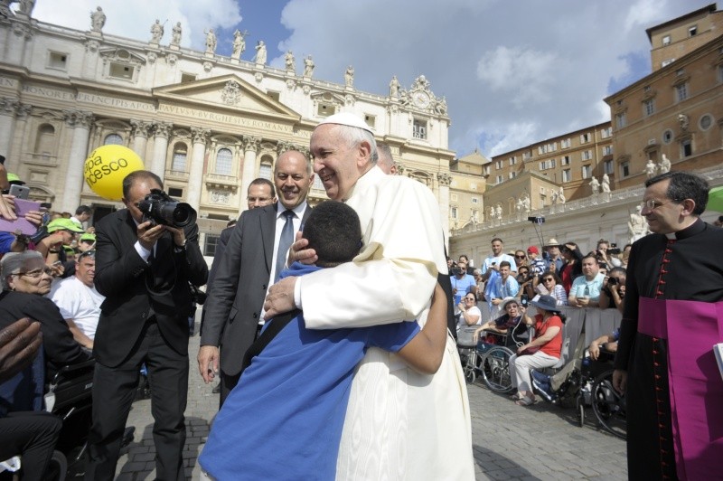 El Papa abraza a un niño en la plaza de San Pedro © Vatican Media