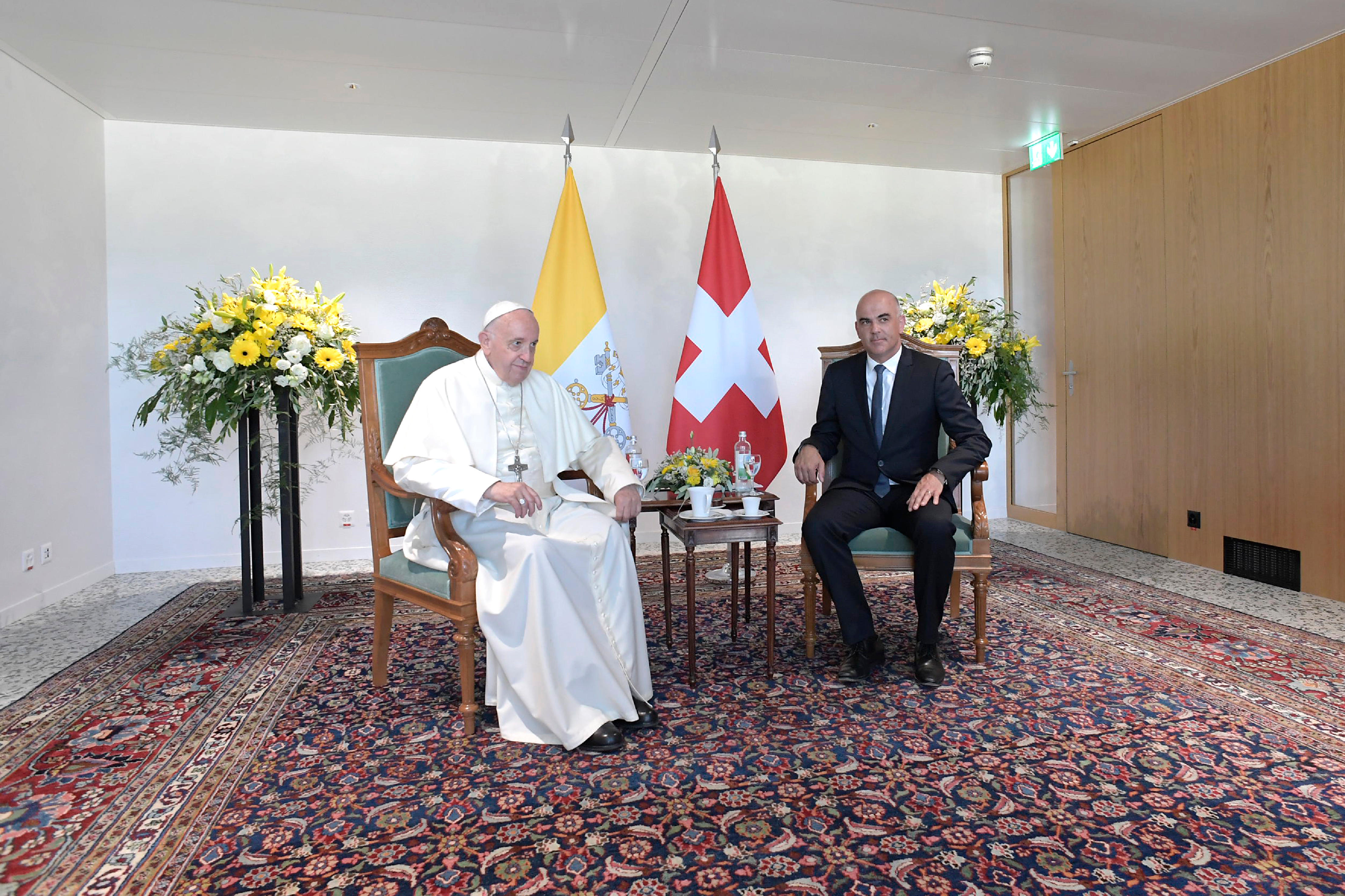 Francisco con el Presidente de la Confederación Suiza © Vatican Media