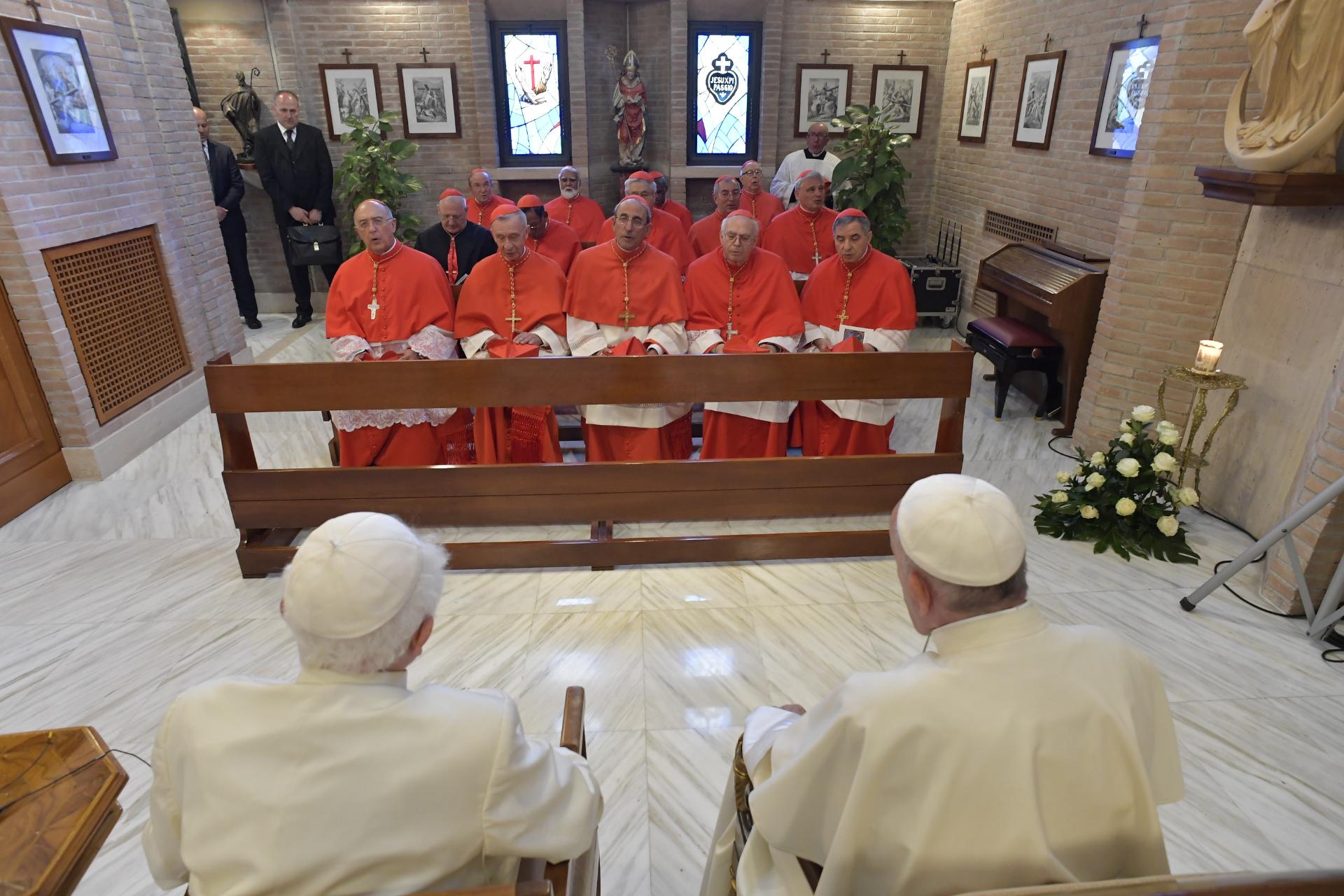 Francisco y los nuevos cardenales con Benedicto VI © Vatican Media