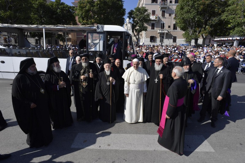 Francisco con los Patriarcas de las Iglesias Orientales en Bari © Vatican Media