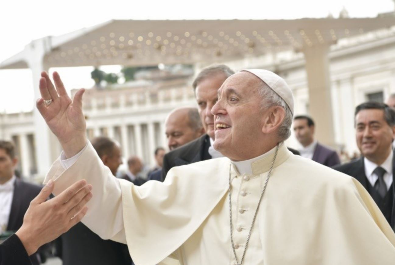 El Papa saluda a la gente © Vatican Media