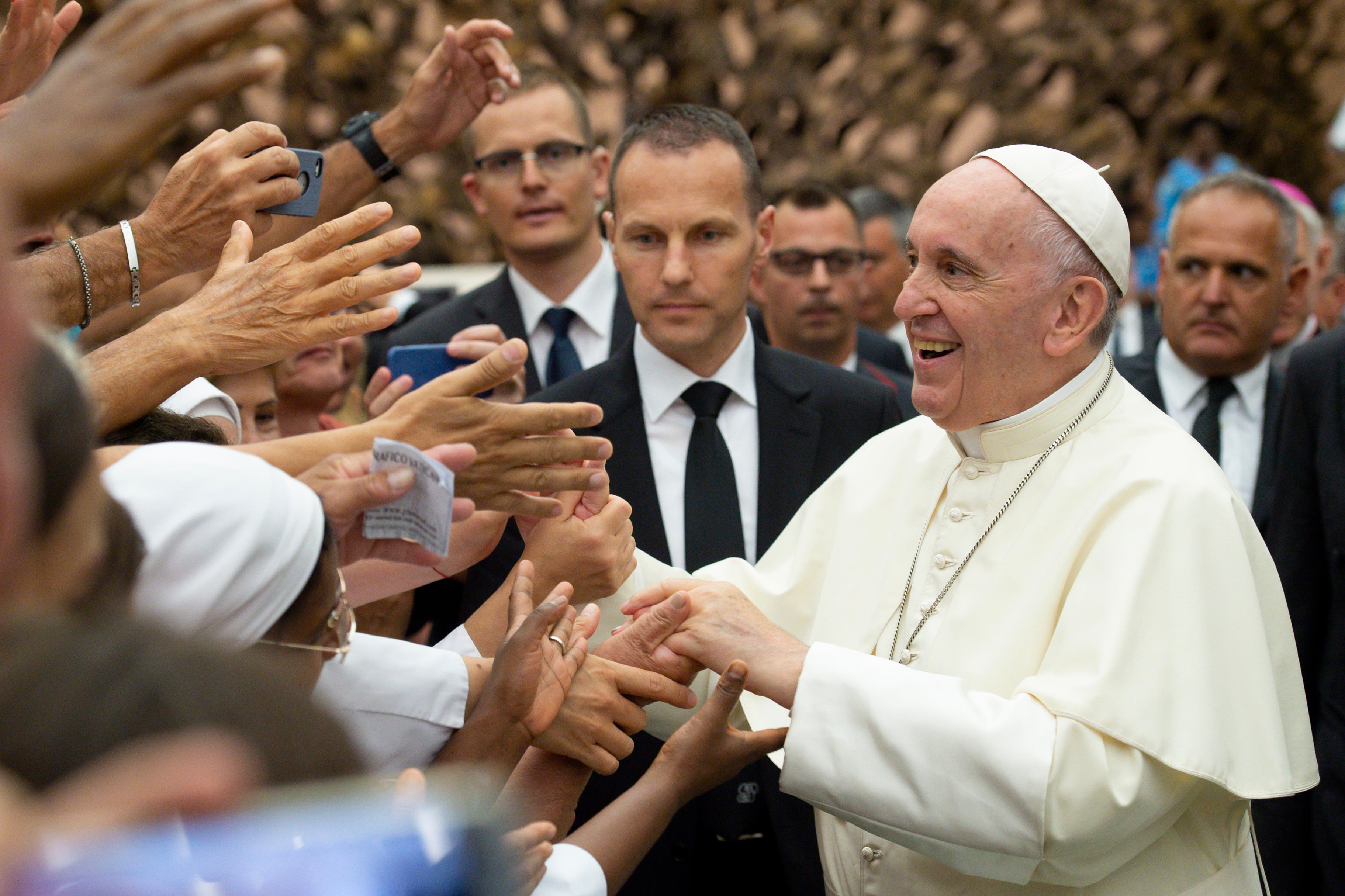 El Papa saluda a los peregrinos en la audiencia general © Vatican Media
